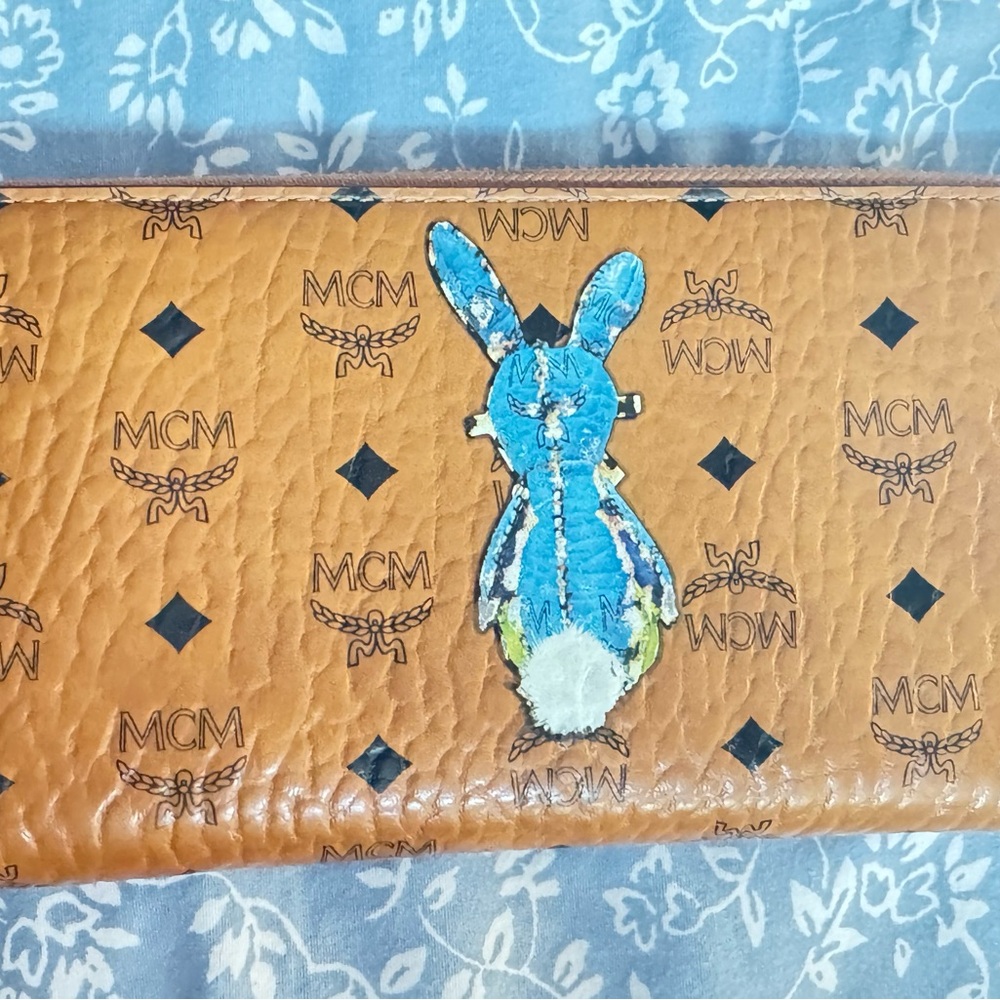 Limited edition MCM Brown Wallet with Vibrant Bunny Motif. - Picture 2 of 9